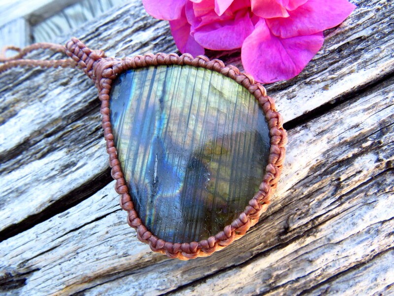 Flashy Labradorite macrame necklace, macrame jewelry, labradorite jewelry, labradorite meaning, gemstone jewelry, gifts for mom, gifts ideas