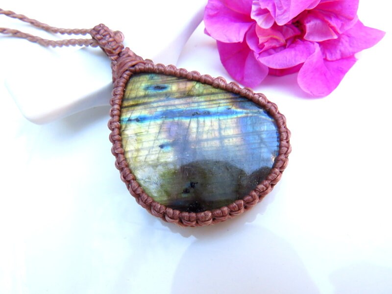 Flashy Labradorite macrame necklace, macrame jewelry, labradorite jewelry, labradorite meaning, gemstone jewelry, gifts for mom, gifts ideas