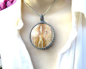 Banded Agate macrame necklace, agate jewelry, agate necklace, agate pendant, yellow agate, round gemstone pendant, macrame necklace