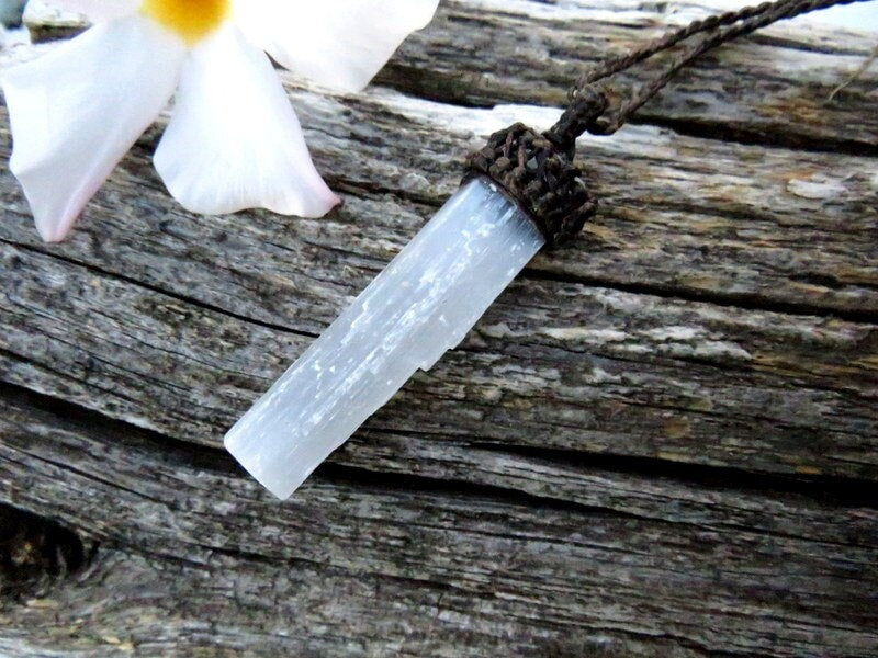 Gifts for her, Selenite crystal necklace, selenite macrame necklace, macrame jewelry, selenite healing properties, crystal healing