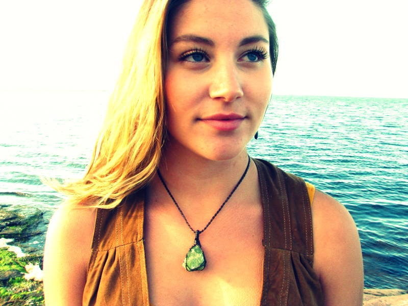 Raw Peridot crystal necklace, macrame necklace, gift ideas for the Leo, birthstone necklace, mom gift ideas for her, for him, fathers day