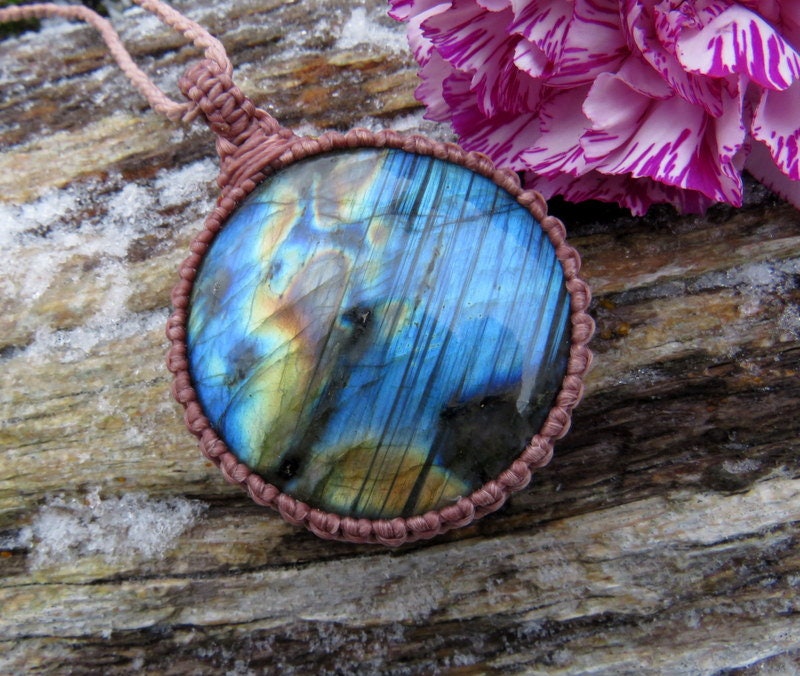 Macrame Labradorite Pendant Necklace: Electric Blue Gemstone
