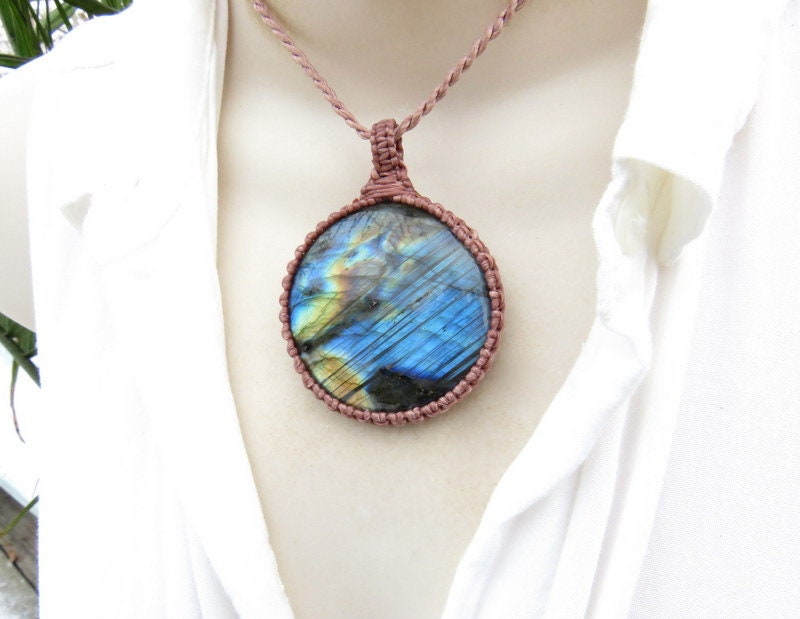 Macrame Labradorite Pendant Necklace: Electric Blue Gemstone