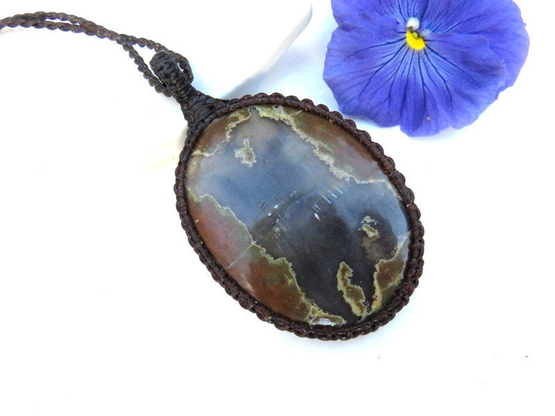 Thunderegg Agate macrame necklace, Healing stone necklace