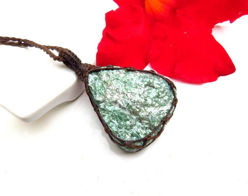 Green Mica Fuchsite macrame necklace, mica crystal