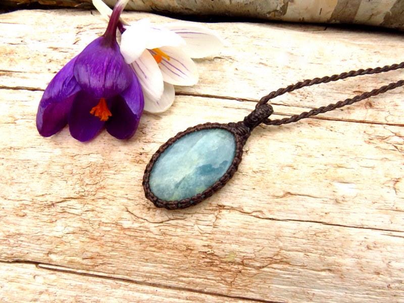 Aquamarine crystal necklae, macrame necklace