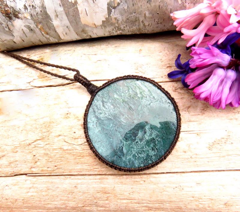 Green Moss Agate Macrame Necklace: Boho Gemstone Pendant