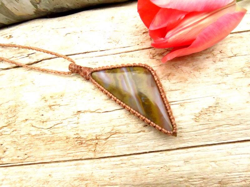 Agate Macrame Necklace: Earthy Gemstone Pendant, Adjustable Cord