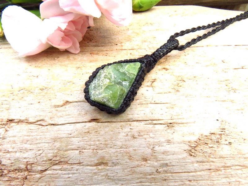 Raw Peridot crystal necklace, macrame necklace, gift ideas for the Leo, birthstone necklace, mom gift ideas for her, for him, fathers day