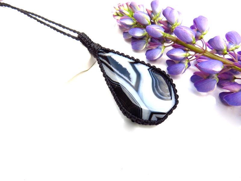Sardonyx macrame necklace, gift ideas, sardonyx pendant, gemstone jewelry, black and white