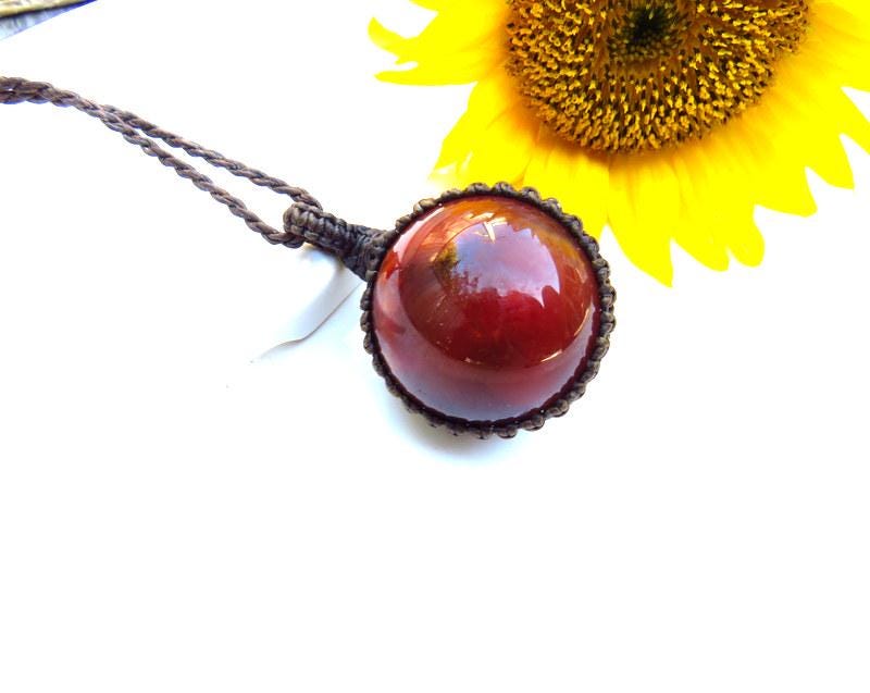 Macrame Carnelian Pendant Necklace: Reversible Gemstone Jewelry