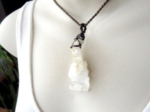Faden Quartz crystal macrame necklace, quartz crystal gemstone necklace, macrame jewelry