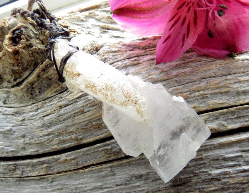 Faden Quartz crystal macrame necklace, quartz crystal gemstone necklace, macrame jewelry