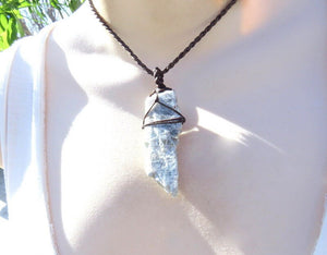 Sapphire in Kyanite macrame necklace, modern jewelry, blue kyanite necklace, kyanite pendant, kyanite for sale, Healing crystal gift