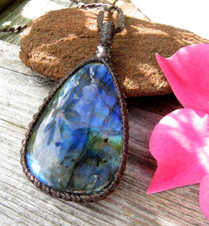 Blue Labradorite teardrop gemstone necklace, macrame necklace, blue flash labradorite, boho celestial gift ideas, blue gemstone, crystal