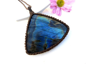 High quality Rainbow Labradorite necklace, blue labradorite jewelry, macrame pendant, labradorite for sale, labradorite meaning