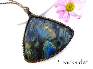 High quality Rainbow Labradorite necklace, blue labradorite jewelry, macrame pendant, labradorite for sale, labradorite meaning