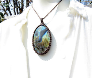 Macrame necklace, rainbow labradorite necklace, large oval gemstone necklace, connection, vitality, personal development, green stone
