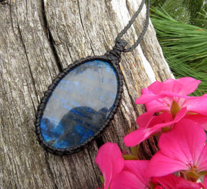 Gifts ideas for the Boho Beauty, Blue Labradorite necklace, macrame jewelry, valentine's day gift for her, blue gemstone, blue flash, gem